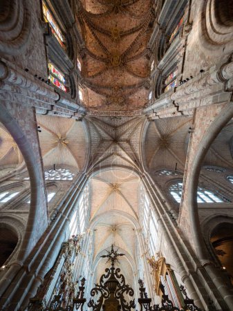 Téléchargez les photos : Plan vertical à angle bas de l'intérieur de la cathédrale d'Avila en Espagne - en image libre de droit
