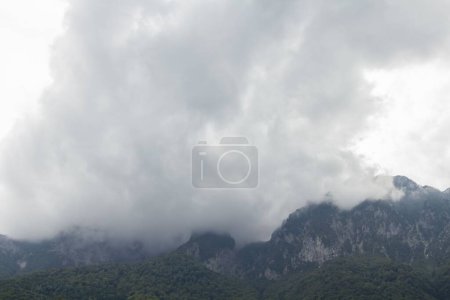 Foto de Una vista aérea del paisaje montañoso rodeado de nubes - Imagen libre de derechos