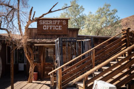 Téléchargez les photos : Ancien bureau du shérif de Calico Ghost Town, Bâtiments en bois Wild West - en image libre de droit