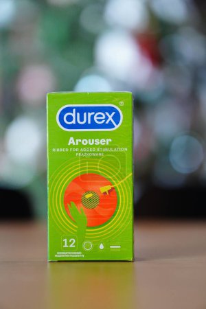 Foto de Una toma vertical de los condones Arouser de la marca Durex en una caja cerrada sobre una mesa. - Imagen libre de derechos