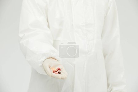 Foto de Un médico de uniforme y guantes con drogas - Imagen libre de derechos
