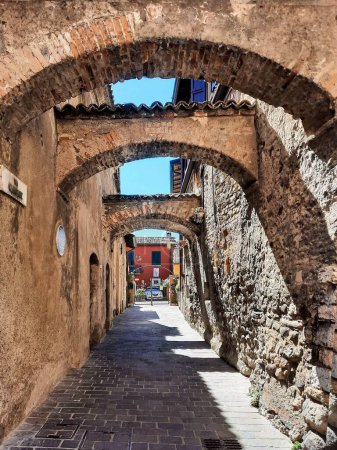 Téléchargez les photos : Les arcs italiens dans la rue, architecture ancienne à Sirmione, Lombardie, Italie - en image libre de droit