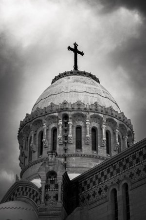 Téléchargez les photos : Échelle de gris verticale d'une croix sur le sommet de l'église Notre Dame d'Afrique, Algérie - en image libre de droit