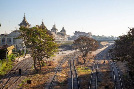 Foto de Plataformas y vías frente a la Estación Central de Yangon en Myanmar (Birmania). - Imagen libre de derechos