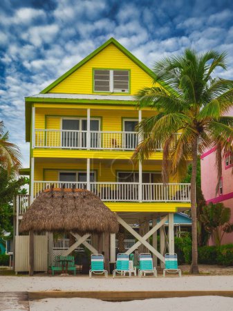 Téléchargez les photos : Extérieur d'une maison de plage à Estero Island, Floride - en image libre de droit