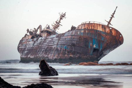 Téléchargez les photos : Un beau cliché d'un vieux navire historique sale après un naufrage sur un rivage - en image libre de droit