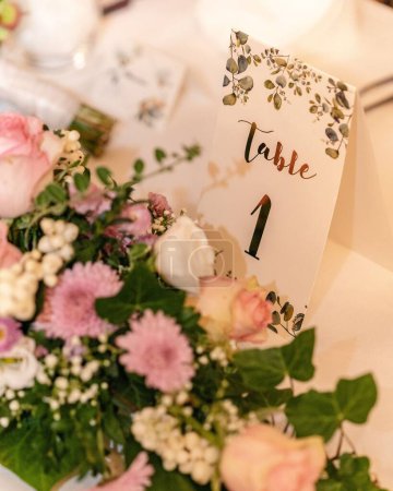 Foto de Un plano vertical de un letrero "Tabla 1" en una mesa de bodas - Imagen libre de derechos