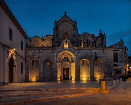 Foto de La antigua iglesia de San Juan iluminada por la noche en Matera, Italia - Imagen libre de derechos