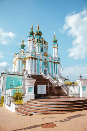 Téléchargez les photos : La façade de l'église Saint-André est une église orthodoxe à Kiev contre un ciel nuageux bleu - en image libre de droit