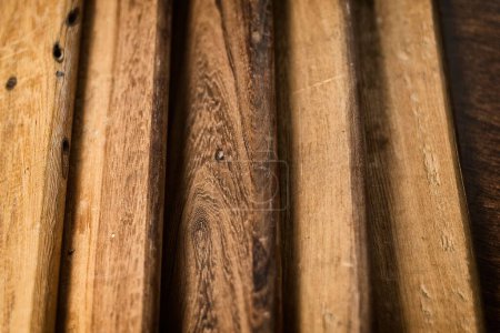 Téléchargez les photos : La vue des vieilles planches empilées en bois crée un motif brun - en image libre de droit