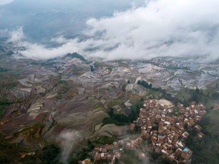 Foto de Una vista aérea de un pueblo cerca de las montañas - Imagen libre de derechos