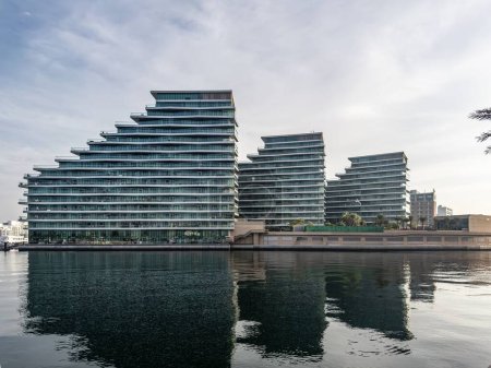 Foto de Edificios de apartamentos del barrio Al Bandar en la comunidad Al Raha Beach, Abu Dhabi - Imagen libre de derechos