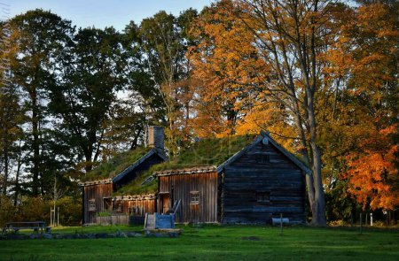 Téléchargez les photos : Une grange en bois dans le paysage naturel en automne - en image libre de droit