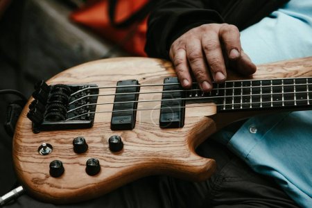 Foto de Un primer plano de una mano tocando la guitarra. Cuerdas de guitarra. - Imagen libre de derechos