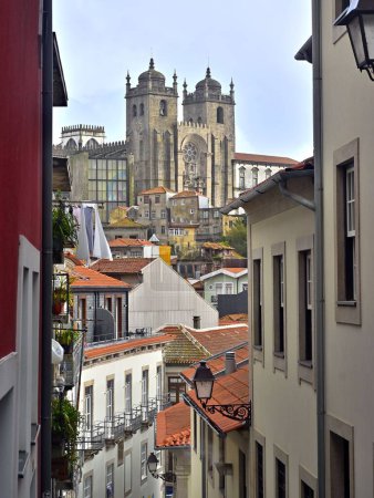 Téléchargez les photos : La pittoresque cathédrale de Porto en arrière-plan du paysage urbain de Porto, prise de Miradouro da Vitoria - en image libre de droit