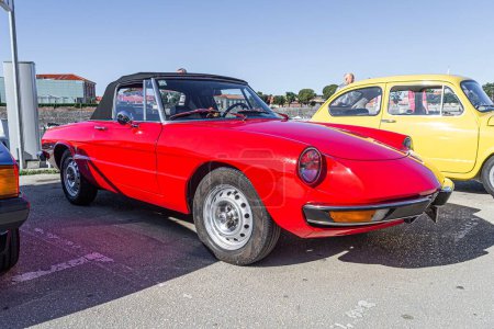 Téléchargez les photos : Une ancienne araignée italienne classique Alfa Romeo 1600 des années 1960 en plein air par temps ensoleillé - en image libre de droit