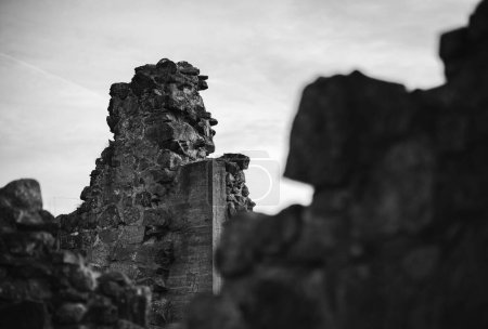 Téléchargez les photos : Un gros plan de ruines d'un vieux château en noir et blanc - en image libre de droit