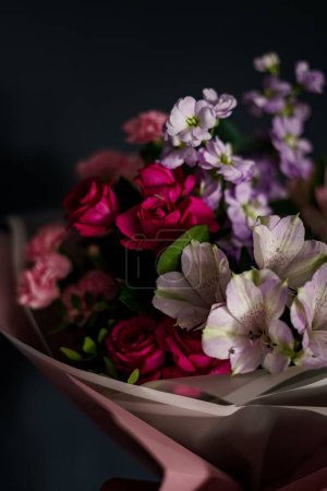 Foto de Un primer plano de ramo de flores en rosa y púrpura - Imagen libre de derechos