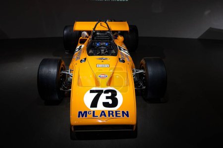Foto de Clásico coche de carreras amarillas de la carrera 500 de Indianápolis 1970 McLaren M15A - Imagen libre de derechos