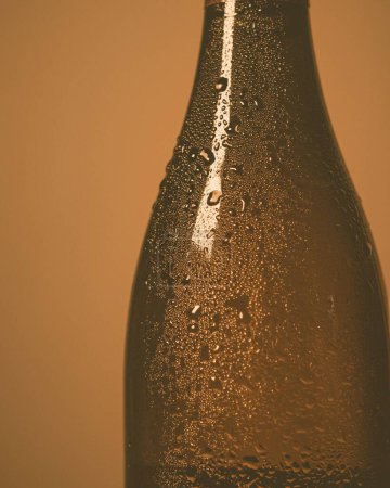 Téléchargez les photos : Plan rapproché d'une bouteille de vin froid avec des gouttelettes d'eau - en image libre de droit