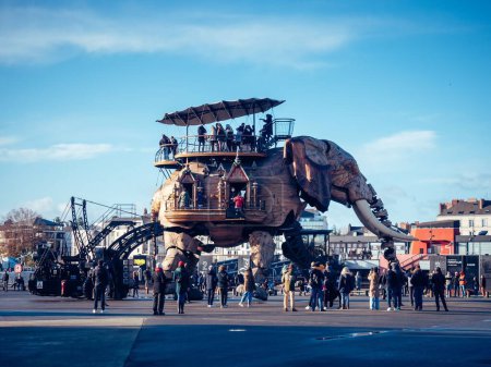Téléchargez les photos : Les gens se sont rassemblés au Grand Éléphant dans un parc à Nantes, en France - en image libre de droit