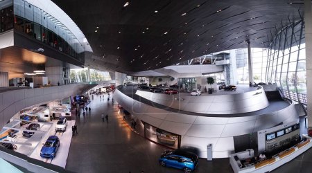 Téléchargez les photos : Un plan intérieur grand angle du musée BMW Welt à Munich, Allemagne. - en image libre de droit