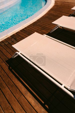 Foto de El plano vertical de alto ángulo de las sillas plegables ante una piscina - Imagen libre de derechos