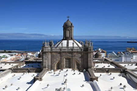 Foto de La Catedral de Santa Ana en Las Palmas de Gran Canaria, España contra el mar azul y el cielo - Imagen libre de derechos