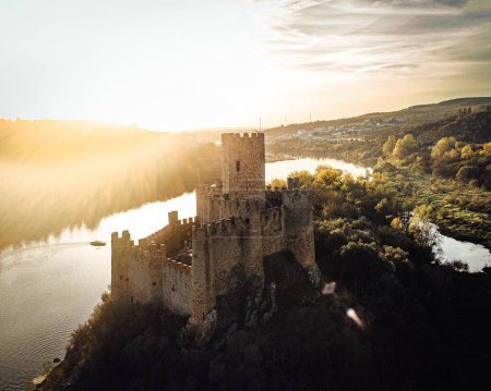 Foto de Un paisaje del Castillo de Almourol durante un hermoso amanecer en Portugal - Imagen libre de derechos