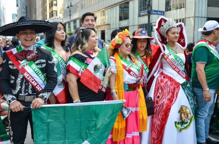 Téléchargez les photos : Un groupe de personnes se sont rassemblées pour le défilé de la fête de l'indépendance du Mexique le long de Madison Avenue, New York - en image libre de droit