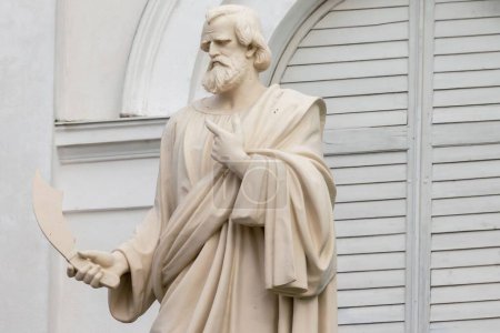 Téléchargez les photos : Le statut de l'apôtre Bartholomée dans la cathédrale d'Helsinki, Finlande - en image libre de droit