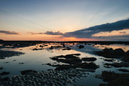 Téléchargez les photos : Un drone panoramique d'un magnifique coucher de soleil sur la mer dans l'île de Wight - en image libre de droit