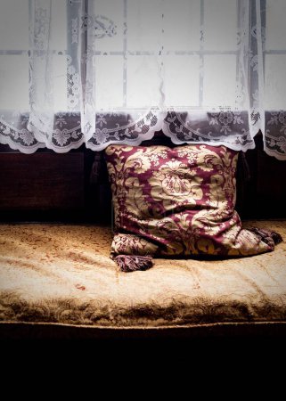 Foto de Un disparo vertical de una almohada en la ventana - Imagen libre de derechos