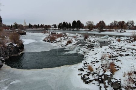 Foto de Una toma aérea del río congelado y el campo cubierto de árboles, Idaho cae, EE.UU. - Imagen libre de derechos