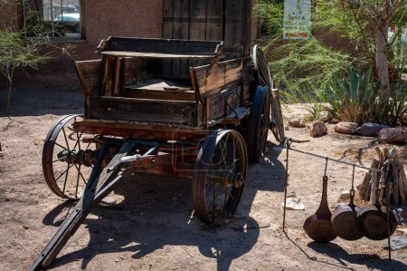 Téléchargez les photos : Vieux chariot en bois dans une ville sauvage de l'ouest. Est abandonné - en image libre de droit