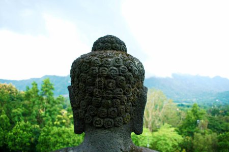 Foto de La parte posterior de la cabeza de Buda de Borobudur con vistas al paisaje de Indonesia - Imagen libre de derechos