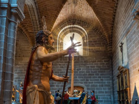Téléchargez les photos : La statue de Jésus-Christ avec des rayons de soleil provenant d'une fenêtre derrière dans la cathédrale d'Avila en Espagne - en image libre de droit