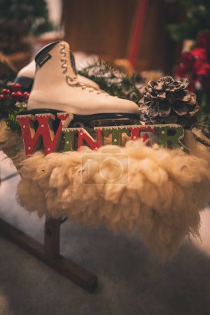 Téléchargez les photos : Une femme marron patins à glace chaussures sur un sisplay dans un magasin - en image libre de droit