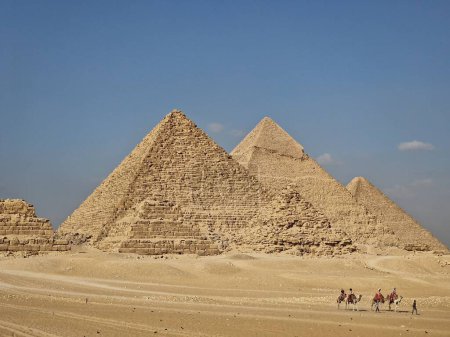 Téléchargez les photos : Le paysage des trois pyramides principales à Gizeh - en image libre de droit
