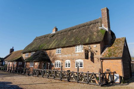 Téléchargez les photos : The Langton Arms, un pub traditionnel au toit de chaume dans le village de Tarrant Monkton, Dorset, Angleterre, Royaume-Uni. - en image libre de droit