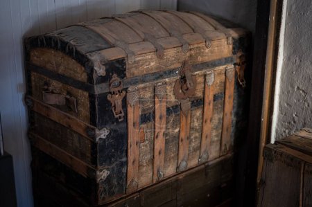 Téléchargez les photos : Vieux coffre en bois ou coffre avec raccords métalliques dans une vieille maison ouest sauvage - en image libre de droit