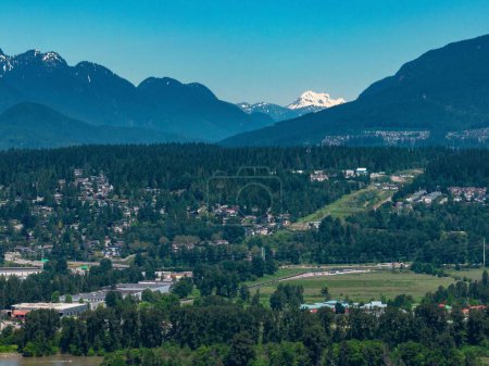 Téléchargez les photos : Un drone de paysage urbain de Coquitlam avec de la verdure et de la montagne en arrière-plan - en image libre de droit
