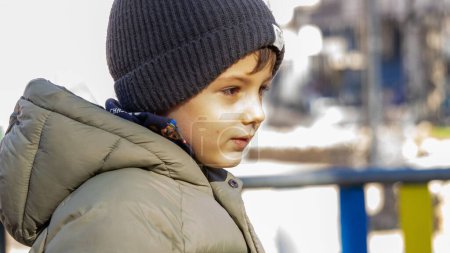 Téléchargez les photos : Un garçon dans un chapeau et manteau à l'extérieur - en image libre de droit