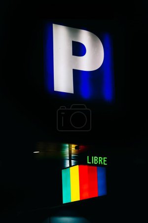 Foto de Un plano vertical del cartel de neón que muestra el aparcamiento gratuito en Madrid España - Imagen libre de derechos
