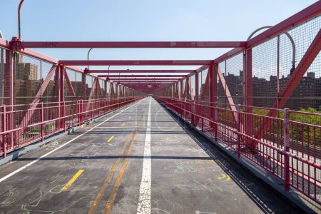 Téléchargez les photos : Photo de la section cycliste et piétonne du pont Williamsburg à New York. - en image libre de droit