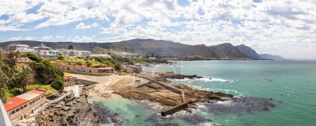 Téléchargez les photos : Une vue sur le front de mer d'Hermanus dans la province du Cap occidental, Afrique du Sud - en image libre de droit