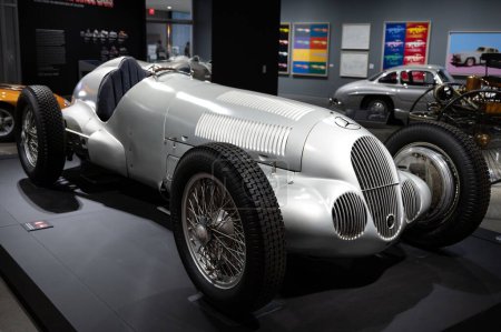 Téléchargez les photos : Voiture de course historique 1937 Mercedes Benz W125 Grand Prix Voiture - en image libre de droit