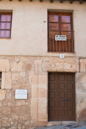 Téléchargez les photos : Plan vertical d'un immeuble "à vendre" à Lerma, Burgos, Espagne - en image libre de droit