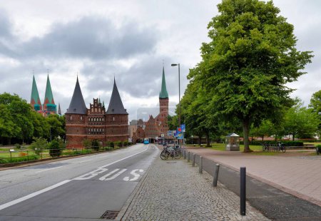 Téléchargez les photos : L'entrée de l'ancienne ville d'Altstadt avec la ligne de bus sur la route - en image libre de droit