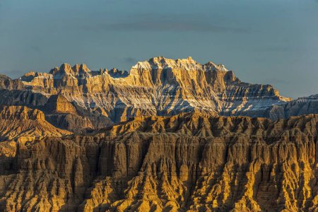Téléchargez les photos : Le paysage unique de la forêt terrestre de Zanda pendant le lever du soleil dans la préfecture d'Ali, Tibet, Chine - en image libre de droit
